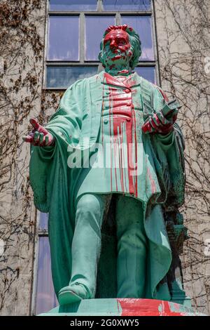 La statue d'Egerton Ryerson sur le campus de l'Université Ryerson a été surmontée de peinture rouge, avec 215 chaussures disposées autour de la statue, en référence à la découverte Banque D'Images