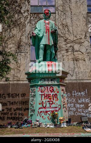 La statue d'Egerton Ryerson sur le campus de l'Université Ryerson a été surmontée de peinture rouge, avec 215 chaussures disposées autour de la statue, en référence à la découverte Banque D'Images