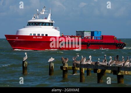 Un traversier approche le quai de Dauphin Island, Alabama, sur la côte du golfe le 23 octobre 2020. Banque D'Images