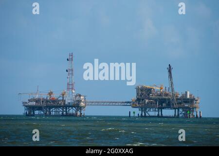 Une plate-forme de forage de pétrole et de gaz est située près de Dauphin Island, en Alabama, le long de la côte du golfe, sur une image prise le 23 octobre 2020. Banque D'Images