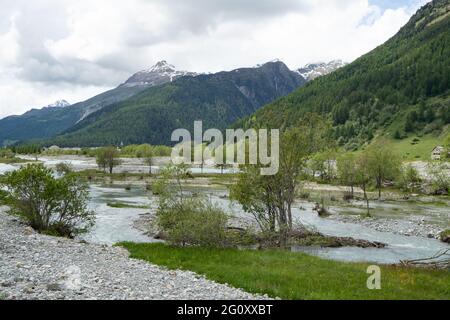 Vue sur un paysage sauvage de rivière de l'auberge à Engadin, Suisse, avec des montagnes Banque D'Images