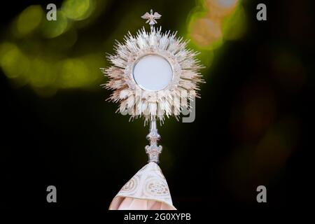 Osterensory pour culte lors d'une cérémonie de l'église catholique - adoration au Saint Sacrement - Église catholique - heure Sainte eucharistique - semaine Sainte Banque D'Images