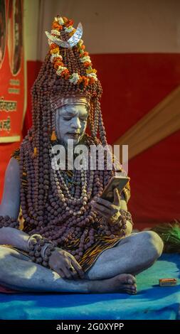 Haridwar, Uttarakhand (Inde) le 12 avril 2021. Les saints indiens dans leur façon traditionnelle de YOG Mudra, méditant. Assis en silence dans le cadre de l'initiation de nouveaux sandhus pendant Kumbha Mela. Le Naga Sadhus. Banque D'Images