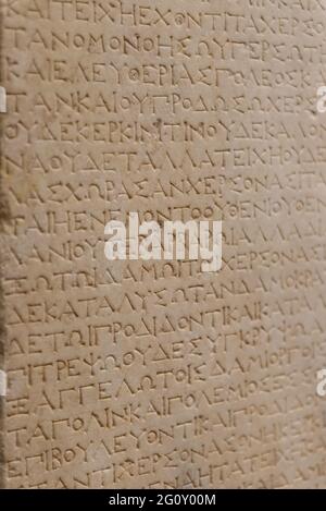 Serment d'office pour les membres du Conseil municipal grec. L'alphabet grec est gravé sur une dalle de pierre. Banque D'Images