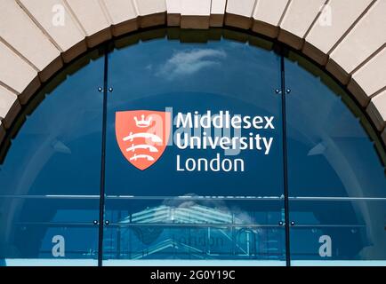 Vue rapprochée de la porte d'entrée de l'université de Middlesex à Londres Banque D'Images