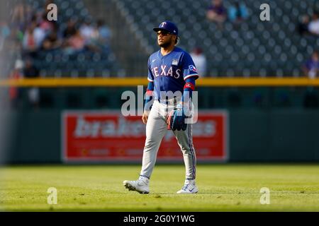 Willie Calhoun, outfielder des Texas Rangers (5) avant un match de saison régulière de la MLB contre les Rocheuses du Colorado, le mercredi 2 juin 2021, à Denver. (Soutien-gorge Banque D'Images