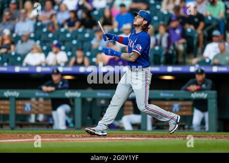 Le receveur des Texas Rangers, Jonas Heim (28), brise sa batte lors d'un match de la MLB de saison régulière contre les Rocheuses du Colorado, le mercredi 2 juin 2021, à Den Banque D'Images