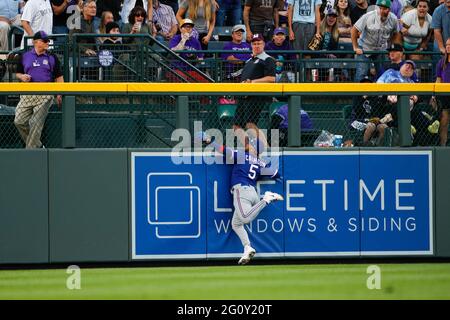 Willie Calhoun, outfielder des Texas Rangers (5), s'écrase dans le mur pour faire une prise lors d'un match de la saison régulière de la MLB contre les Rocheuses du Colorado, Wedn Banque D'Images