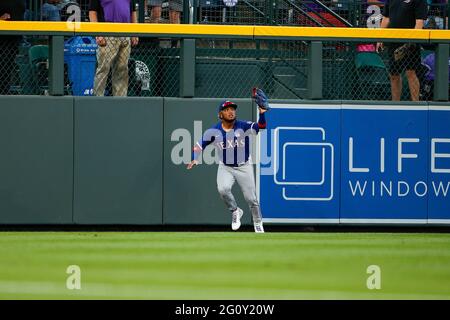 Willie Calhoun, outfielder des Texas Rangers (5), s'écrase dans le mur pour faire une prise lors d'un match de la saison régulière de la MLB contre les Rocheuses du Colorado, Wedn Banque D'Images