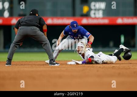 Les Rocheuses du Colorado ont laissé le premier joueur Raimel Tapia (15) glisser dans la deuxième base lors d'un match de la saison régulière de la MLB contre les Texas Rangers, le mercredi 2 juin Banque D'Images