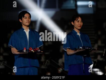 TOKYO, Japon. 3 juin 2021. Les modèles présentent des éléments et des objets tels que le podium, la musique, le costume et le plateau de médailles qui seront utilisés lors des cérémonies de victoire aux Jeux olympiques et paralympiques de Tokyo en 2020 lors de son dévoilement à l'Ariake Arena, à Tokyo, au Japon, le 3 juin 2021. Crédit : POOL/ZUMA Wire/Alay Live News Banque D'Images