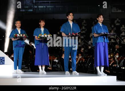 TOKYO, Japon. 3 juin 2021. Les modèles présentent des éléments et des objets tels que le podium, la musique, le costume et le plateau de médailles qui seront utilisés lors des cérémonies de victoire aux Jeux olympiques et paralympiques de Tokyo en 2020 lors de son dévoilement à l'Ariake Arena, à Tokyo, au Japon, le 3 juin 2021. Crédit : POOL/ZUMA Wire/Alay Live News Banque D'Images