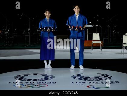 TOKYO, Japon. 3 juin 2021. Les modèles présentent des éléments et des objets tels que le podium, la musique, le costume et le plateau de médailles qui seront utilisés lors des cérémonies de victoire aux Jeux olympiques et paralympiques de Tokyo en 2020 lors de son dévoilement à l'Ariake Arena, à Tokyo, au Japon, le 3 juin 2021. Crédit : POOL/ZUMA Wire/Alay Live News Banque D'Images