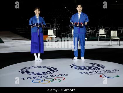 TOKYO, Japon. 3 juin 2021. Les modèles présentent des éléments et des objets tels que le podium, la musique, le costume et le plateau de médailles qui seront utilisés lors des cérémonies de victoire aux Jeux olympiques et paralympiques de Tokyo en 2020 lors de son dévoilement à l'Ariake Arena, à Tokyo, au Japon, le 3 juin 2021. Crédit : POOL/ZUMA Wire/Alay Live News Banque D'Images