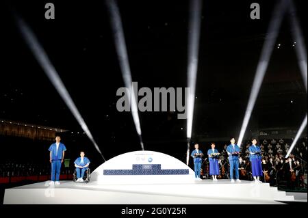 TOKYO, Japon. 3 juin 2021. Les modèles présentent des éléments et des objets tels que le podium, la musique, le costume et le plateau de médailles qui seront utilisés lors des cérémonies de victoire aux Jeux olympiques et paralympiques de Tokyo en 2020 lors de son dévoilement à l'Ariake Arena, à Tokyo, au Japon, le 3 juin 2021. Crédit : POOL/ZUMA Wire/Alay Live News Banque D'Images