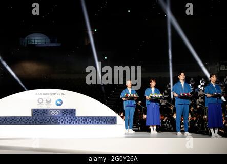 TOKYO, Japon. 3 juin 2021. Les modèles présentent des éléments et des objets tels que le podium, la musique, le costume et le plateau de médailles qui seront utilisés lors des cérémonies de victoire aux Jeux olympiques et paralympiques de Tokyo en 2020 lors de son dévoilement à l'Ariake Arena, à Tokyo, au Japon, le 3 juin 2021. Crédit : POOL/ZUMA Wire/Alay Live News Banque D'Images