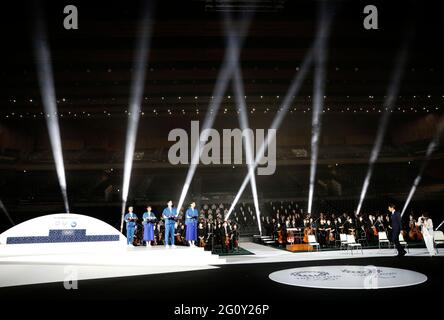 TOKYO, Japon. 3 juin 2021. Les modèles présentent des éléments et des objets tels que le podium, la musique, le costume et le plateau de médailles qui seront utilisés lors des cérémonies de victoire aux Jeux olympiques et paralympiques de Tokyo en 2020 lors de son dévoilement à l'Ariake Arena, à Tokyo, au Japon, le 3 juin 2021. Crédit : POOL/ZUMA Wire/Alay Live News Banque D'Images