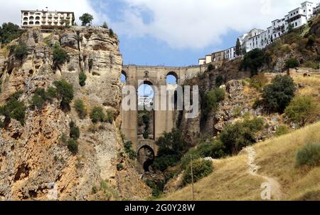 Pont en pierre du XVIIIe siècle, Puente Nuevo, au-dessus de la gorge d'El Tajo, Ronda, Espagne Banque D'Images