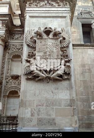 Décorations de la façade de la cathédrale de Grenade, détails, armoiries des Habsbourg, un des murs latéraux, Grenade, Espagne Banque D'Images