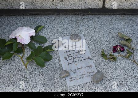 Victoria (Colombie-Britannique), Canada, le 3 juin 2021 - UNE note et des fleurs se trouvent sur les marches avant de l’édifice du Parlement de l’Assemblée législative de la Colombie-Britannique, à titre de monument commémoratif de fortune après la découverte des restes de 215 enfants sur le site de l’ancienne école résidentielle indienne de Kamloops, à Kamloops, en Colombie-Britannique. Crédit : Don Denton/Alay Live News Banque D'Images