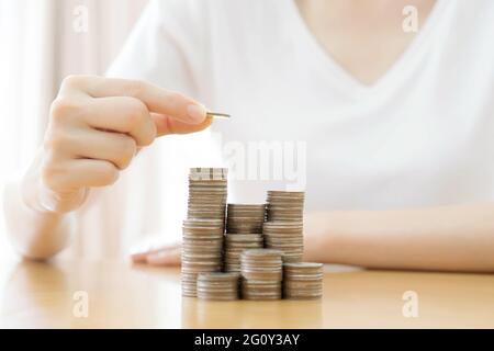 Mettre des pièces à main pile de pièces sur fond blanc Banque D'Images