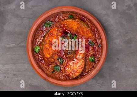 SeerFish ou curry de kingfish, curry traditionnel de poisson indien, style kerala ou style kottayam, arrangé dans un terrand garni de congé de curry Banque D'Images