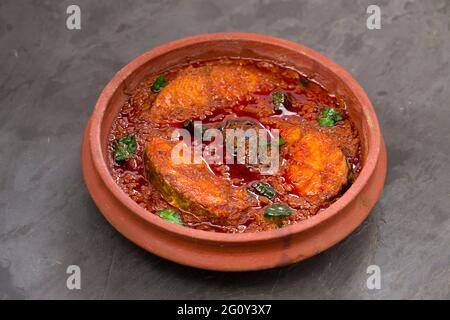 SeerFish ou curry de kingfish, curry traditionnel de poisson indien, style kerala ou style kottayam, arrangé dans un terrand garni de congé de curry Banque D'Images