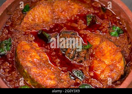 SeerFish ou curry de kingfish, curry traditionnel de poisson indien, style kerala ou style kottayam, arrangé dans un terrand garni de congé de curry Banque D'Images