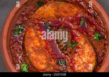 SeerFish ou curry de kingfish, curry traditionnel de poisson indien, style kerala ou style kottayam, arrangé dans un terrand garni de congé de curry Banque D'Images