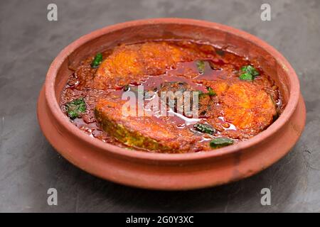 SeerFish ou curry de kingfish, curry traditionnel de poisson indien, style kerala ou style kottayam, arrangé dans un terrand garni de congé de curry Banque D'Images