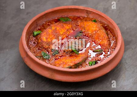 SeerFish ou curry de kingfish, curry traditionnel de poisson indien, style kerala ou style kottayam, arrangé dans un terrand garni de congé de curry Banque D'Images