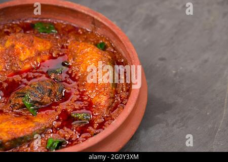 SeerFish ou curry de kingfish, curry traditionnel de poisson indien, style kerala ou style kottayam, arrangé dans un terrand garni de congé de curry Banque D'Images