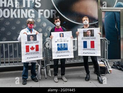 New York, États-Unis. Juin 3 2021: Environ deux douzaines d'activistes ont organisé un rassemblement et une mort-in sous la bannière Free the Vaccine exigant la distribution gratuite du vaccin COVID-19 aux pays pauvres de Midtown Manhattan en dehors du siège de Pfizer. Les manifestants ont des affiches avec des drapeaux des principaux pays occidentaux et de leurs dirigeants respectifs, ainsi que des affiches ressemblant à des pierres tombales avec un nombre proche de décès en raison d'une pandémie dans différents pays du monde. Les manifestants ont également fait une grosse seringue en papier avec des mots écrits sur leur demande - Free the Vaccine. Crédit: Pacific Press production médiatique Banque D'Images