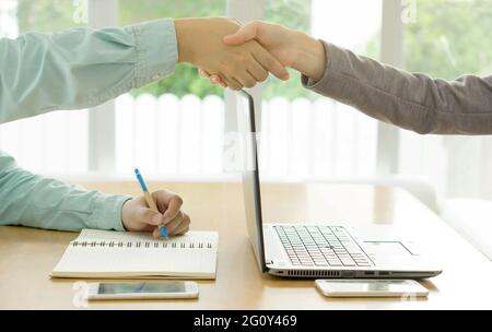 Photo de handshake de partenaires d'affaires après avoir heurté face Banque D'Images