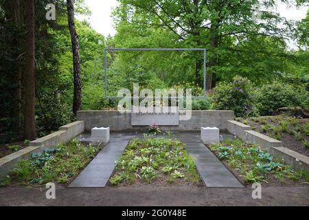 Hambourg, Allemagne. 03ème juin 2021. Le mémorial « fenêtre du souvenir » peut être vu au cimetière d'Ohlsdorf. À cet endroit, les parents peuvent se souvenir de leur décédé qui a été enterré en mer, de façon anonyme ou loin. Credit: Marcus Brandt/dpa/Alay Live News Banque D'Images