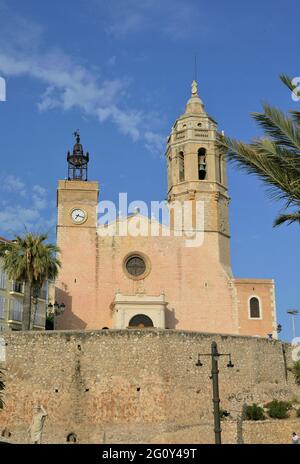 Eglise de Sant Bartolomé et Santa Tecla située sur la promenade de Siges Catalogne-Espagne Banque D'Images