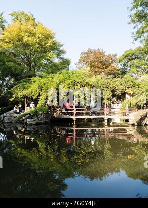 Suzhou, Chine - 30 octobre 2017 : soirée au jardin de longue date, un des célèbres jardins classiques de Suzhou Banque D'Images