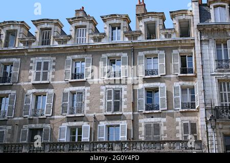 Ancien immeuble d'appartements de classe ouvrière européenne avec volets pouvant être fermés pour empêcher la lumière et le bruit Banque D'Images