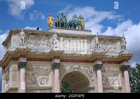 Paris, France - 6 juillet 2010 : le plus petit Arc de Triomphe du carrousel, construit en 1808, commémorant la victoire de Napoléon contre l'Autriche. Banque D'Images