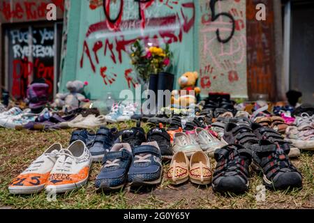 Toronto, Canada. 1er juin 2021. Des chaussures ont été posées autour de la statue.215 des chaussures ont été posées autour de la statue d'Egerton Ryerson sur le campus de l'Université Ryerson en tant que monument commémoratif et ont été vandalisées à la suite de la découverte de 215 corps d'élèves d'écoles résidentielles de Kamloops, en Colombie-Britannique, dans une fosse commune. Egerton Ryerson était un architecte original du système des pensionnats. Crédit : SOPA Images Limited/Alamy Live News Banque D'Images