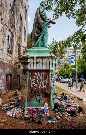 Toronto, Canada. 1er juin 2021. Des chaussures ont été posées autour de la statue.215 des chaussures ont été posées autour de la statue d'Egerton Ryerson sur le campus de l'Université Ryerson en tant que monument commémoratif et ont été vandalisées à la suite de la découverte de 215 corps d'élèves d'écoles résidentielles de Kamloops, en Colombie-Britannique, dans une fosse commune. Egerton Ryerson était un architecte original du système des pensionnats. Crédit : SOPA Images Limited/Alamy Live News Banque D'Images