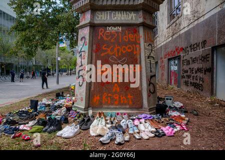 Toronto, Canada. 1er juin 2021. Des chaussures ont été posées autour de la statue.215 des chaussures ont été posées autour de la statue d'Egerton Ryerson sur le campus de l'Université Ryerson en tant que monument commémoratif et ont été vandalisées à la suite de la découverte de 215 corps d'élèves d'écoles résidentielles de Kamloops, en Colombie-Britannique, dans une fosse commune. Egerton Ryerson était un architecte original du système des pensionnats. Crédit : SOPA Images Limited/Alamy Live News Banque D'Images