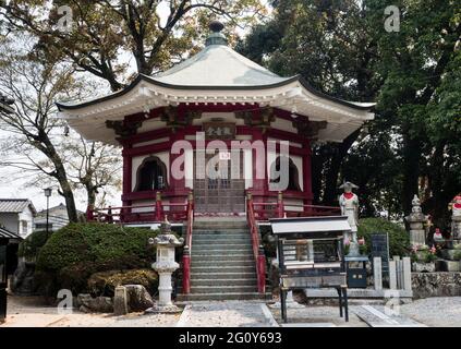 Naruto, Japon - 2 avril 2018 : Pavillon de Konsenji, temple numéro 3 sur le pèlerinage de Shikoku Banque D'Images