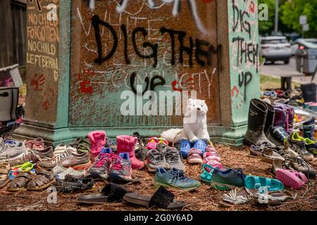 Toronto, Canada. 1er juin 2021. Des chaussures ont été posées autour de la statue.215 des chaussures ont été posées autour de la statue d'Egerton Ryerson sur le campus de l'Université Ryerson en tant que monument commémoratif et ont été vandalisées à la suite de la découverte de 215 corps d'élèves d'écoles résidentielles de Kamloops, en Colombie-Britannique, dans une fosse commune. Egerton Ryerson était un architecte original du système des pensionnats. (Photo de Shawn Goldberg/SOPA Images/Sipa USA) Credit: SIPA USA/Alay Live News Banque D'Images