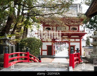 Naruto, Japon - 2 avril 2018 : porte d'entrée de Konsenji, temple numéro 3 sur le pèlerinage de Shikoku Banque D'Images