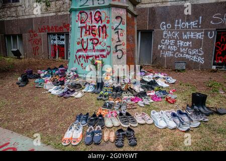 Toronto, Canada. 1er juin 2021. Des chaussures ont été posées autour de la statue.215 des chaussures ont été posées autour de la statue d'Egerton Ryerson sur le campus de l'Université Ryerson en tant que monument commémoratif et ont été vandalisées à la suite de la découverte de 215 corps d'élèves d'écoles résidentielles de Kamloops, en Colombie-Britannique, dans une fosse commune. Egerton Ryerson était un architecte original du système des pensionnats. (Photo de Shawn Goldberg/SOPA Images/Sipa USA) Credit: SIPA USA/Alay Live News Banque D'Images