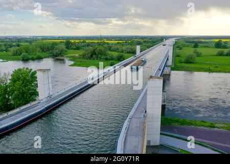 Magdebourg, Allemagne. 21 mai 2021. Une barge traverse la jonction de la voie navigable de Magdeburg. Le canal Mittelland traverse l'Elbe à ce point dans un pont à travers. D'une longueur de 918 mètres, c'est le plus grand pont de canal d'Europe. (Photo prise avec un drone) Credit: Stephan Schulz/dpa-Zentralbild/ZB/dpa/Alay Live News Banque D'Images