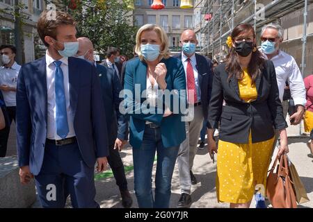 Président du parti d'extrême-droite rassemblement National (RN) Marine le Pen à l'occasion d'une promenade avec le candidat de RN dans la région Auvergne Rhône Alpes pour les prochaines élections régionales Andrea Kotarac le 3 juin 2021 à Saint-Chamond, France. Photo de Julien Reynaud/APS-Medias/ABACAPRESS.COM Banque D'Images