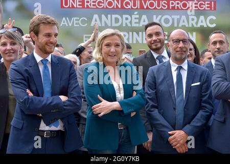 Président du parti d'extrême-droite rassemblement National (RN) Marine le Pen à l'occasion d'une promenade avec le candidat de RN dans la région Auvergne Rhône Alpes pour les prochaines élections régionales Andrea Kotarac le 3 juin 2021 à Saint-Chamond, France. Photo de Julien Reynaud/APS-Medias/ABACAPRESS.COM Banque D'Images