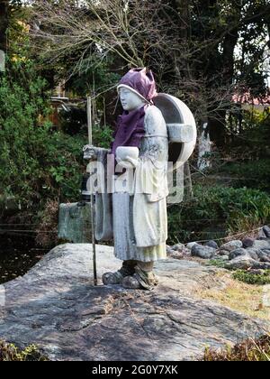 Statue en pierre d'un pèlerin bouddhiste à Anrakuji, temple numéro 6 du pèlerinage de Shikoku - préfecture de Tokushima, Japon Banque D'Images